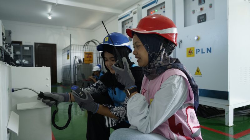 Srikandi PLN UIW NTB bersiaga menjaga keandalan sistem kelistrikan saat gelaran GT World Challenge Asia 2026 dan Kartini Race di Sirkuit Mandalika. (Dok. PLN)