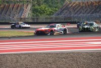 Mobil-mobil GT3 bersaing ketat saat balapan GT World Challenge Asia 2026 di Pertamina Mandalika International Circuit, Lombok Tengah, Nusa Tenggara Barat. Event internasional ini kembali menegaskan Mandalika sebagai destinasi sport tourism kelas dunia.(Dok.PLN)