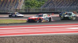 Mobil-mobil GT3 bersaing ketat saat balapan GT World Challenge Asia 2026 di Pertamina Mandalika International Circuit, Lombok Tengah, Nusa Tenggara Barat. Event internasional ini kembali menegaskan Mandalika sebagai destinasi sport tourism kelas dunia.(Dok.PLN)