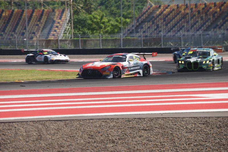 Mobil-mobil GT3 bersaing ketat saat balapan GT World Challenge Asia 2026 di Pertamina Mandalika International Circuit, Lombok Tengah, Nusa Tenggara Barat. Event internasional ini kembali menegaskan Mandalika sebagai destinasi sport tourism kelas dunia.(Dok.PLN)