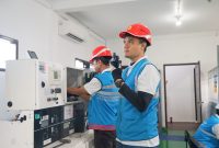 Petugas PLN UIW NTB melakukan pemantauan dan pengecekan sistem kelistrikan untuk memastikan keandalan pasokan listrik selama pelaksanaan GT World Challenge Asia 2026 di Sirkuit Mandalika.(Dok.PLN)