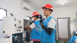 Petugas PLN UIW NTB melakukan pemantauan dan pengecekan sistem kelistrikan untuk memastikan keandalan pasokan listrik selama pelaksanaan GT World Challenge Asia 2026 di Sirkuit Mandalika.(Dok.PLN)