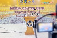 Petugas Kementerian Agama NTB menyampaikan keterangan pers di Media Center Haji Embarkasi Lombok terkait kesiapan pemberangkatan jemaah haji Kloter 10 asal Kota Mataram.(Foto.Istimewa)