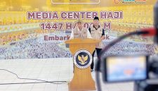 Petugas Kementerian Agama NTB menyampaikan keterangan pers di Media Center Haji Embarkasi Lombok terkait kesiapan pemberangkatan jemaah haji Kloter 10 asal Kota Mataram.(Foto.Istimewa)