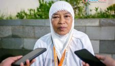 Mutmainah, jemaah haji asal Lombok Barat, saat berada di Asrama Haji Embarkasi Lombok sebelum keberangkatan ke Tanah Suci.(Foto. Istimewa)