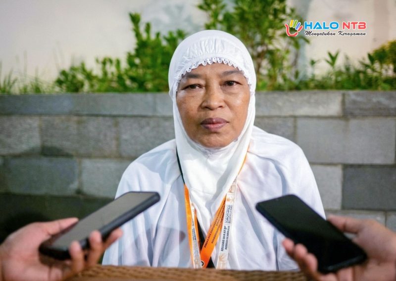 Mutmainah, jemaah haji asal Lombok Barat, saat berada di Asrama Haji Embarkasi Lombok sebelum keberangkatan ke Tanah Suci.(Foto. Istimewa)