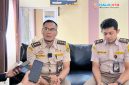 Karantina NTB, Amirullah (kiri), memberikan keterangan kepada awak media terkait peningkatan pengiriman ternak menjelang Iduladha di Mataram.(Foto.Istimewa)