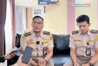 Karantina NTB, Amirullah (kiri), memberikan keterangan kepada awak media terkait peningkatan pengiriman ternak menjelang Iduladha di Mataram.(Foto.Istimewa)
