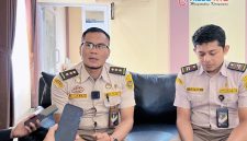 Karantina NTB, Amirullah (kiri), memberikan keterangan kepada awak media terkait peningkatan pengiriman ternak menjelang Iduladha di Mataram.(Foto.Istimewa)