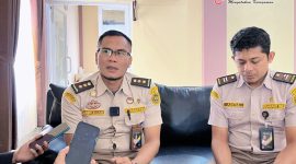 Karantina NTB, Amirullah (kiri), memberikan keterangan kepada awak media terkait peningkatan pengiriman ternak menjelang Iduladha di Mataram.(Foto.Istimewa)