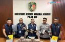 Petugas Ditreskrimsus Polda NTB menunjukkan barang bukti uang miliaran rupiah dalam kasus korupsi pengadaan mebel SMK.(Foto.Istimewa)