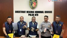 Petugas Ditreskrimsus Polda NTB menunjukkan barang bukti uang miliaran rupiah dalam kasus korupsi pengadaan mebel SMK.(Foto.Istimewa)