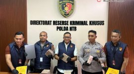Petugas Ditreskrimsus Polda NTB menunjukkan barang bukti uang miliaran rupiah dalam kasus korupsi pengadaan mebel SMK.(Foto.Istimewa)