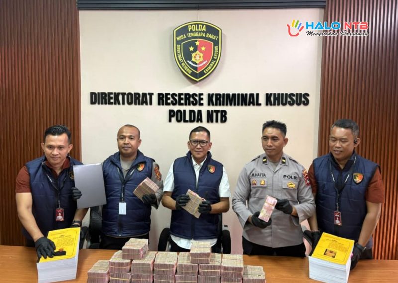 Petugas Ditreskrimsus Polda NTB menunjukkan barang bukti uang miliaran rupiah dalam kasus korupsi pengadaan mebel SMK.(Foto.Istimewa)