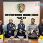Petugas Ditreskrimsus Polda NTB menunjukkan barang bukti uang miliaran rupiah dalam kasus korupsi pengadaan mebel SMK.(Foto.Istimewa)