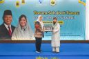 Menteri Komunikasi dan Digital RI Meutya Hafid menyerahkan cinderamata kepada Wakil Gubernur NTB Indah Dhamayanti Putri dalam kegiatan Forum Sahabat Tunas di Lombok Tengah, sebagai bagian dari penguatan perlindungan anak di ruang digital.(Foto.Istimewa)