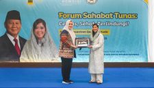 Menteri Komunikasi dan Digital RI Meutya Hafid menyerahkan cinderamata kepada Wakil Gubernur NTB Indah Dhamayanti Putri dalam kegiatan Forum Sahabat Tunas di Lombok Tengah, sebagai bagian dari penguatan perlindungan anak di ruang digital.(Foto.Istimewa)