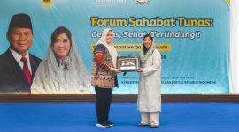 Menteri Komunikasi dan Digital RI Meutya Hafid menyerahkan cinderamata kepada Wakil Gubernur NTB Indah Dhamayanti Putri dalam kegiatan Forum Sahabat Tunas di Lombok Tengah, sebagai bagian dari penguatan perlindungan anak di ruang digital.(Foto.Istimewa)
