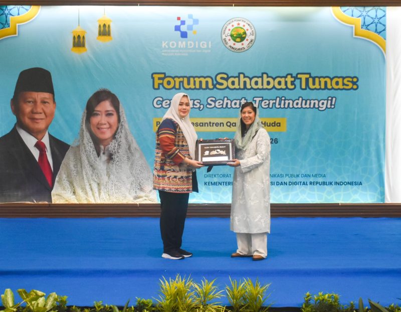 Menteri Komunikasi dan Digital RI Meutya Hafid menyerahkan cinderamata kepada Wakil Gubernur NTB Indah Dhamayanti Putri dalam kegiatan Forum Sahabat Tunas di Lombok Tengah, sebagai bagian dari penguatan perlindungan anak di ruang digital.(Foto.Istimewa)