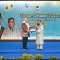 Menteri Komunikasi dan Digital RI Meutya Hafid menyerahkan cinderamata kepada Wakil Gubernur NTB Indah Dhamayanti Putri dalam kegiatan Forum Sahabat Tunas di Lombok Tengah, sebagai bagian dari penguatan perlindungan anak di ruang digital.(Foto.Istimewa)