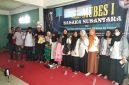 Ketua Umum Sasaka Nusantara bersama perwakilan Forum Guru Honorer Lombok Barat mengabadikan momen usai penyerahan berkas aduan dan tuntutan di Markas Besar Praya, Lombok Tengah, Rabu (6/5). (Foto: istimewa)