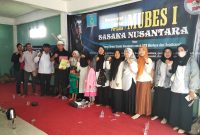 Ketua Umum Sasaka Nusantara bersama perwakilan Forum Guru Honorer Lombok Barat mengabadikan momen usai penyerahan berkas aduan dan tuntutan di Markas Besar Praya, Lombok Tengah, Rabu (6/5). (Foto: istimewa)