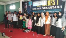 Ketua Umum Sasaka Nusantara bersama perwakilan Forum Guru Honorer Lombok Barat mengabadikan momen usai penyerahan berkas aduan dan tuntutan di Markas Besar Praya, Lombok Tengah, Rabu (6/5). (Foto: istimewa)