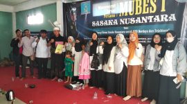 Ketua Umum Sasaka Nusantara bersama perwakilan Forum Guru Honorer Lombok Barat mengabadikan momen usai penyerahan berkas aduan dan tuntutan di Markas Besar Praya, Lombok Tengah, Rabu (6/5). (Foto: istimewa)