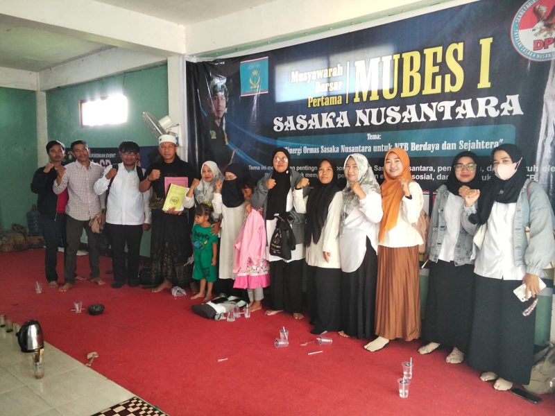 Ketua Umum Sasaka Nusantara bersama perwakilan Forum Guru Honorer Lombok Barat mengabadikan momen usai penyerahan berkas aduan dan tuntutan di Markas Besar Praya, Lombok Tengah, Rabu (6/5). (Foto: istimewa)