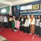 Ketua Umum Sasaka Nusantara bersama perwakilan Forum Guru Honorer Lombok Barat mengabadikan momen usai penyerahan berkas aduan dan tuntutan di Markas Besar Praya, Lombok Tengah, Rabu (6/5). (Foto: istimewa)