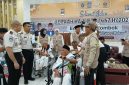 Petugas PPIH Embarkasi Lombok melayani jemaah calon haji sebelum diberangkatkan ke Arab Saudi. Hingga hari ke-17 operasional haji 2026, sebanyak 4.661 jemaah dan 48 petugas telah diberangkatkan melalui Embarkasi Lombok.(Foto.Istimewa)