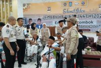 Petugas PPIH Embarkasi Lombok melayani jemaah calon haji sebelum diberangkatkan ke Arab Saudi. Hingga hari ke-17 operasional haji 2026, sebanyak 4.661 jemaah dan 48 petugas telah diberangkatkan melalui Embarkasi Lombok.(Foto.Istimewa)