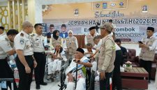 Petugas PPIH Embarkasi Lombok melayani jemaah calon haji sebelum diberangkatkan ke Arab Saudi. Hingga hari ke-17 operasional haji 2026, sebanyak 4.661 jemaah dan 48 petugas telah diberangkatkan melalui Embarkasi Lombok.(Foto.Istimewa)