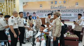 Petugas PPIH Embarkasi Lombok melayani jemaah calon haji sebelum diberangkatkan ke Arab Saudi. Hingga hari ke-17 operasional haji 2026, sebanyak 4.661 jemaah dan 48 petugas telah diberangkatkan melalui Embarkasi Lombok.(Foto.Istimewa)