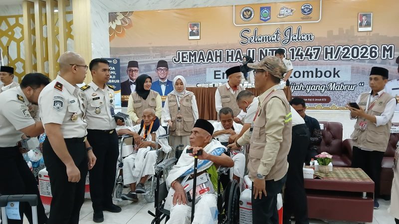 Petugas PPIH Embarkasi Lombok melayani jemaah calon haji sebelum diberangkatkan ke Arab Saudi. Hingga hari ke-17 operasional haji 2026, sebanyak 4.661 jemaah dan 48 petugas telah diberangkatkan melalui Embarkasi Lombok.(Foto.Istimewa)