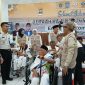 Petugas PPIH Embarkasi Lombok melayani jemaah calon haji sebelum diberangkatkan ke Arab Saudi. Hingga hari ke-17 operasional haji 2026, sebanyak 4.661 jemaah dan 48 petugas telah diberangkatkan melalui Embarkasi Lombok.(Foto.Istimewa)