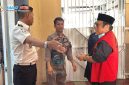 Mantan Bupati Lombok Tengah Moh. Suhaili FT saat tiba di Kejaksaan Negeri Praya sebelum dieksekusi ke Rutan Kelas IIB Praya, Kamis (7/5/2026).(Foto.Istimewa)
