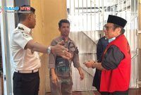 Mantan Bupati Lombok Tengah Moh. Suhaili FT saat tiba di Kejaksaan Negeri Praya sebelum dieksekusi ke Rutan Kelas IIB Praya, Kamis (7/5/2026).(Foto.Istimewa)