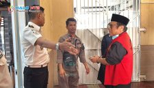 Mantan Bupati Lombok Tengah Moh. Suhaili FT saat tiba di Kejaksaan Negeri Praya sebelum dieksekusi ke Rutan Kelas IIB Praya, Kamis (7/5/2026).(Foto.Istimewa)