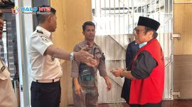 Mantan Bupati Lombok Tengah Moh. Suhaili FT saat tiba di Kejaksaan Negeri Praya sebelum dieksekusi ke Rutan Kelas IIB Praya, Kamis (7/5/2026).(Foto.Istimewa)