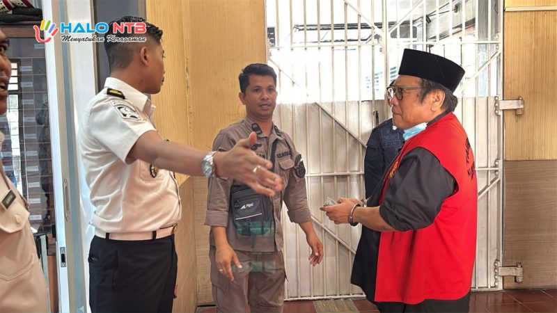Mantan Bupati Lombok Tengah Moh. Suhaili FT saat tiba di Kejaksaan Negeri Praya sebelum dieksekusi ke Rutan Kelas IIB Praya, Kamis (7/5/2026).(Foto.Istimewa)