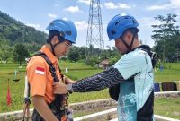 Pemeriksaan perlengkapan keselamatan dilakukan sebelum pelaksanaan inspeksi tower transmisi oleh personel PLN UIW NTB di Lombok Utara.(Dok.PLN)