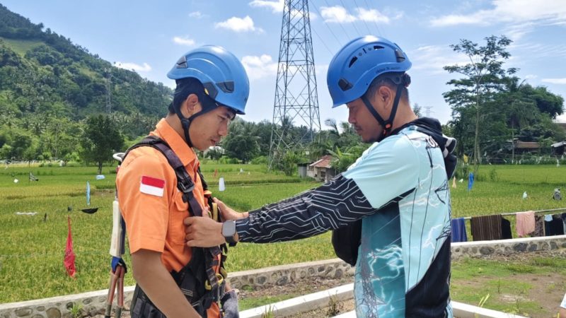 Pemeriksaan perlengkapan keselamatan dilakukan sebelum pelaksanaan inspeksi tower transmisi oleh personel PLN UIW NTB di Lombok Utara.(Dok.PLN)
