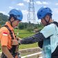 Pemeriksaan perlengkapan keselamatan dilakukan sebelum pelaksanaan inspeksi tower transmisi oleh personel PLN UIW NTB di Lombok Utara.(Dok.PLN)