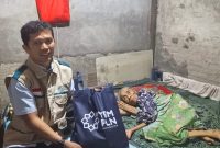 Petugas YBM PLN menyerahkan bantuan sosial kepada seorang lansia penerima manfaat program One Day One Smile di Lombok Timur, NTB. Program ini menjadi bentuk kepedulian PLN terhadap masyarakat kurang mampu melalui penyaluran bantuan door to door.(Dok.PLN)
