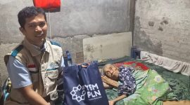 Petugas YBM PLN menyerahkan bantuan sosial kepada seorang lansia penerima manfaat program One Day One Smile di Lombok Timur, NTB. Program ini menjadi bentuk kepedulian PLN terhadap masyarakat kurang mampu melalui penyaluran bantuan door to door.(Dok.PLN)