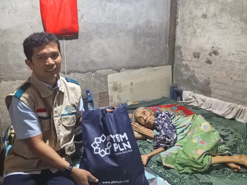 Petugas YBM PLN menyerahkan bantuan sosial kepada seorang lansia penerima manfaat program One Day One Smile di Lombok Timur, NTB. Program ini menjadi bentuk kepedulian PLN terhadap masyarakat kurang mampu melalui penyaluran bantuan door to door.(Dok.PLN)