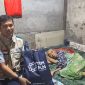 Petugas YBM PLN menyerahkan bantuan sosial kepada seorang lansia penerima manfaat program One Day One Smile di Lombok Timur, NTB. Program ini menjadi bentuk kepedulian PLN terhadap masyarakat kurang mampu melalui penyaluran bantuan door to door.(Dok.PLN)