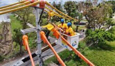 PLN UIW NTB terus memperkuat infrastruktur kelistrikan melalui pekerjaan preventif dan pemeliharaan jaringan tanpa mengganggu aktivitas masyarakat.(Dok.PLN)