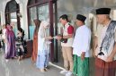 PLN UIW NTB melalui YBM PLN terus menghadirkan manfaat nyata bagi masyarakat dengan menyalurkan santunan dan menebar harapan bagi anak-anak yatim di Lombok Timur.(Dok.PLN)